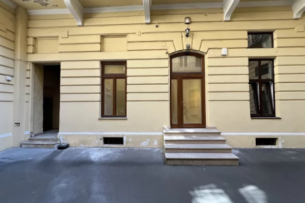 Oktogon shop for sale